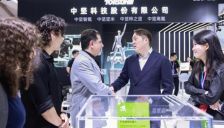 中坚科技鲍嘉龙:人形机器人的康养功能三年后实现 具身机器人未来落地大概率是家用To C场景| 2025世界机器人大会