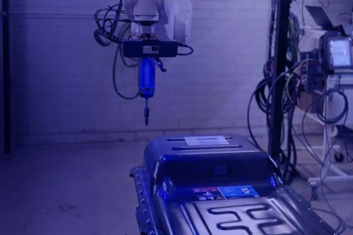 Recirculate 测试 AI 驱动电车电池拆卸机器人系统
