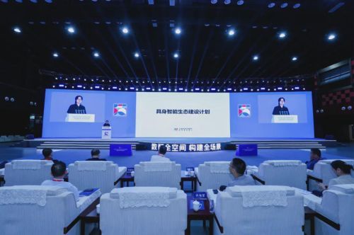 以具身基础模型驱动产业生态发展，自变量机器人释放真实落地需求