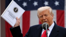 2025年美股十大震撼事件：关税风暴与AI狂潮下的70万亿市场机遇与挑战 