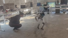 马斯克人形机器人踹人事件引发技术争议 