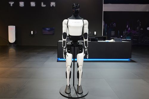 马斯克现身达沃斯预告：人形机器人年底将上市