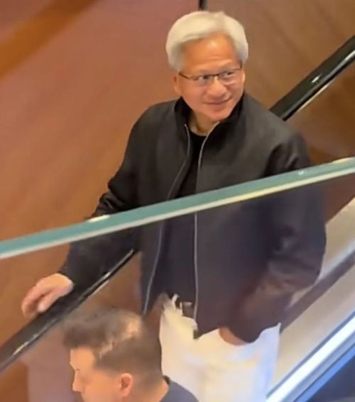 黄仁勋访华行程引关注 北京品云南菜上海逛菜市 曾称AI为最大基建