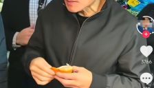 黄仁勋低调现身上海菜场，消费后派发600元红包 