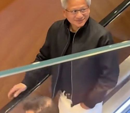 黄仁勋访华行程引关注 北京品云南菜上海逛菜市 曾称AI为最大基建