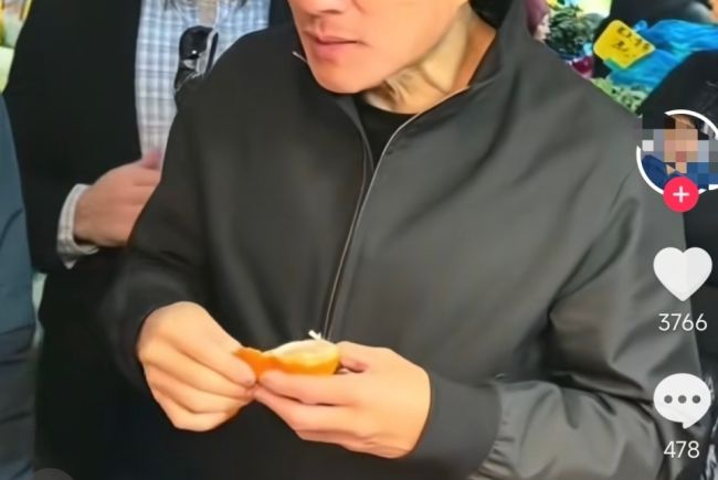 黄仁勋低调现身上海菜场，消费后派发600元红包