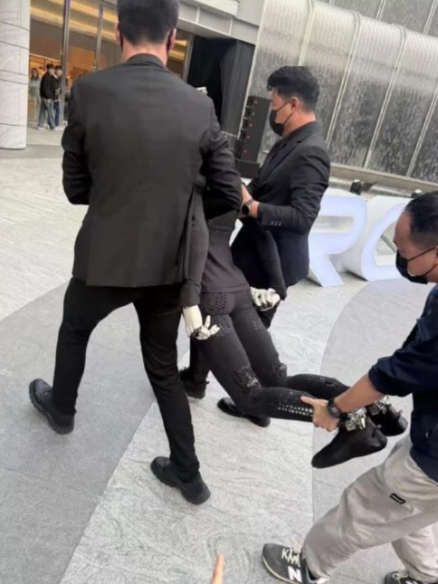 小鹏IRON人形机器人首秀摔倒引热议 何小鹏回应