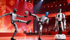 宇树机器人重返春晚舞台 挑战一打三 