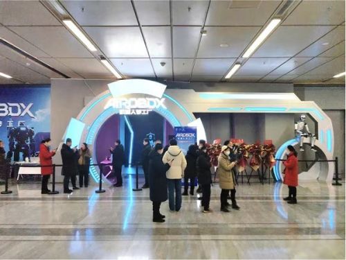 硅基伙伴迎新春 杭州机器人梦工厂成春节热门打卡地