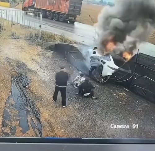 新能源车起火致1死 事故车门难开启 车企紧急回应 汽车门把手国标明年实施