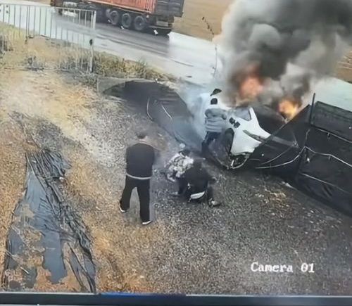 新能源车起火致1死 事故车门难开启 车企紧急回应 汽车门把手国标明年实施