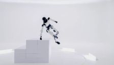 北京人形发布具身天工3.0 开放性更强更实用 