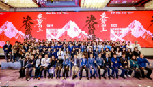 2025里斯咨询集团年会在上海举行 逆势新增项目七成 千万级行业最高大奖 重磅AI成果发布 全员配备iPhone 17 Pro 