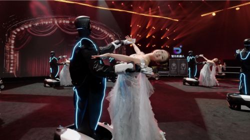 机器人导演自办晚会引消费品牌争相入驻 万亿元赛道加速开启