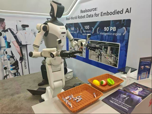 机器人亮相春晚舞台，从表演到实用需突破技术难关