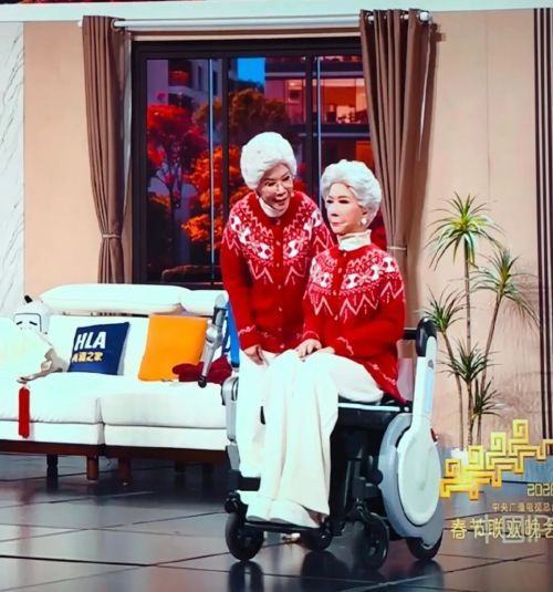 蔡明再演机器人 30年首秀惊艳春晚 撒贝宁眉毛引热议