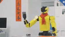 春节不停工的人形机器人助力中国工厂运转 