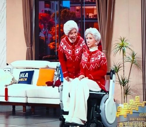 蔡明再演机器人 30年首秀惊艳春晚 撒贝宁眉毛引热议