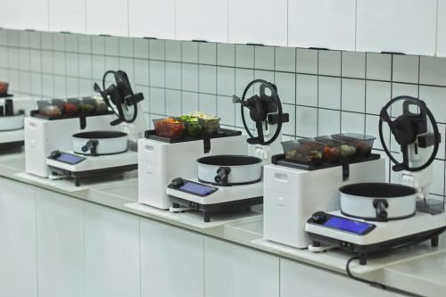 300万厨师缺口 用工成本上涨至35% 炒菜机器人成餐饮救星