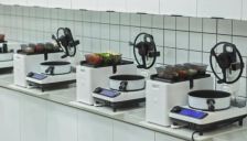 300万厨师缺口 用工成本上涨至35% 炒菜机器人成餐饮救星