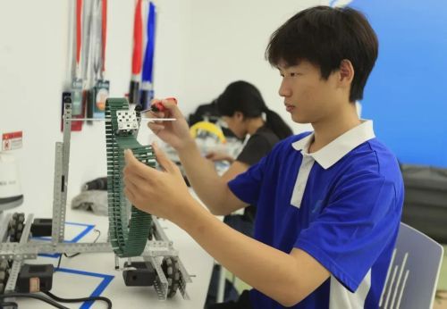 深圳18岁CEO无人机出海 拒广告缓年会优先员工福利