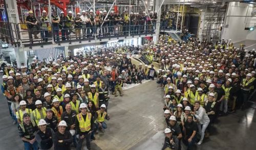 Cybercab量产车提前两月下线 特斯拉股价回调近两成