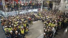 Cybercab量产车提前两月下线 特斯拉股价回调近两成 