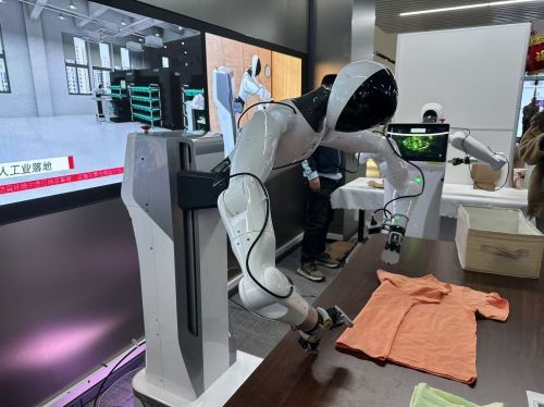 智元机器人从陪聊到上岗 上海打造具身智能创新高地