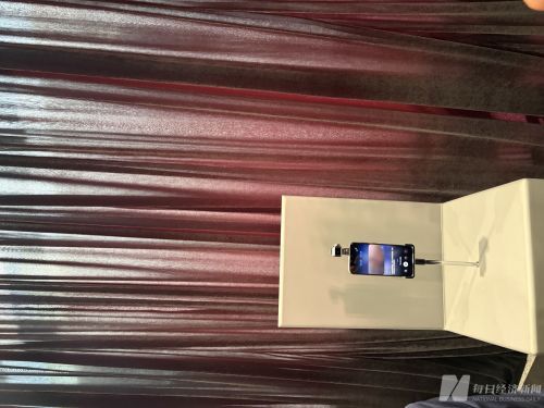 荣耀机器人手机亮相MWC 机身内置机械臂与电机
