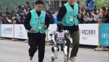 春晚首秀即获10亿融资 万元人形机器人加速奔跑 
