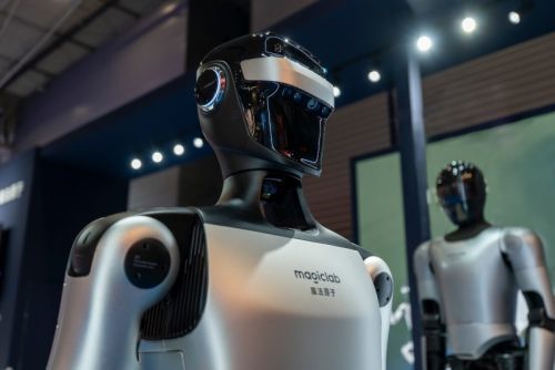 MWC展魔法原子春晚机器人惊艳亮相 持续引领行业创新