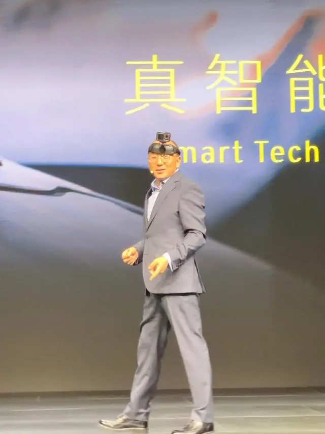 莲花跑车CEO冯擎峰戴摄像头开发布会 抨击车顶激光雷达