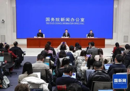 政府工作报告：加快开放空域资源 优化低空飞行审批