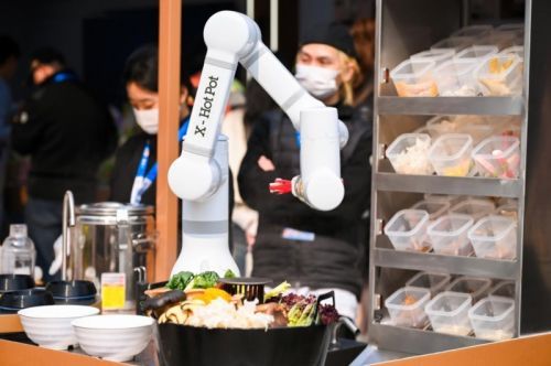 沸点计划AWE首秀具身智能机械臂 AI重构火锅未来场景