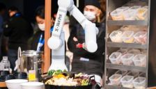 沸点计划AWE首秀具身智能机械臂 AI重构火锅未来场景 