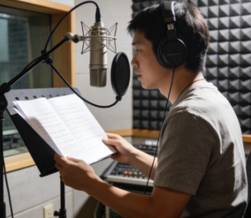 知名配音演员遭AI盗声频频维权 AI换脸获判后盗声困局待解 律师称举证难成本高获益小