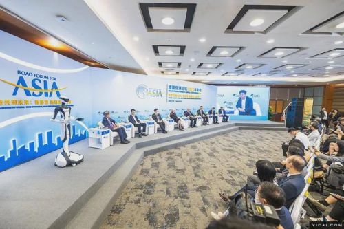 机器人亮相博鳌 人类仍握主导权