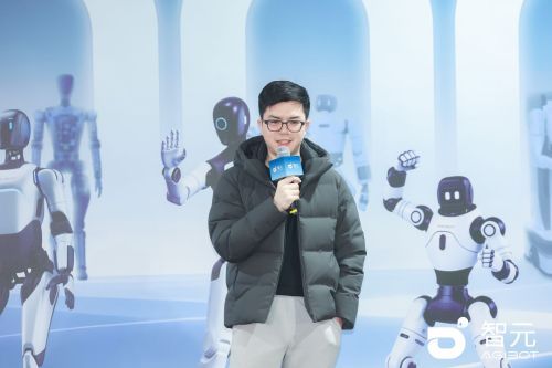 智元总裁彭志辉：万台机器人下线 灵巧手硬件仍是瓶颈 规模化推动物理AI进化