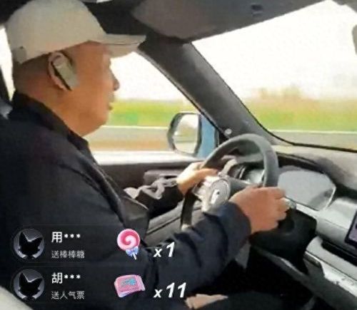 魏建军于东来沙漠直播飙车 透露长城正研发V8混动超跑与GT3赛车