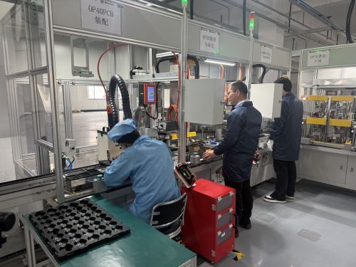 90秒下线一个关节、成本降至百元级 泉智博CEO陈万楷：人形机器人正从“实验室组装”迈向“规模化制造”