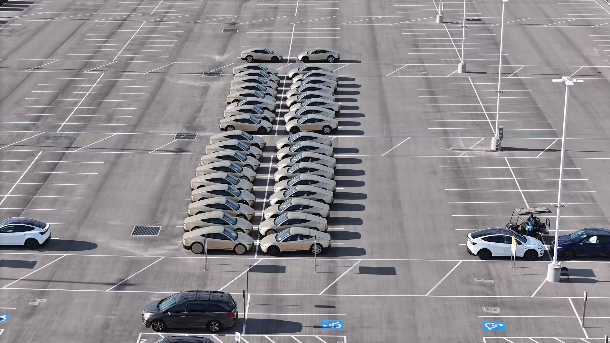 曝特斯拉Cybercab量产启动：60台实车现身得州工厂，配备方向盘