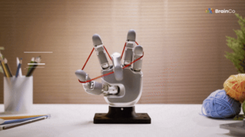 翻花绳、玩陀螺、盘手串，强脑科技新一代灵巧手Revo 3走向“理解触摸”