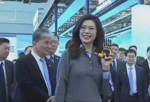 聚焦人工智能前沿 郑丽文爱不释“手”