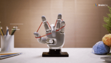 翻花绳、玩陀螺、盘手串，强脑科技新一代灵巧手Revo 3走向“理解触摸” 