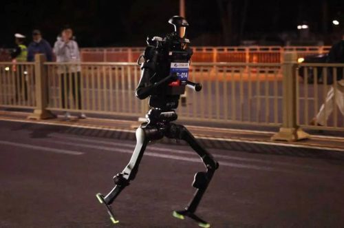 70余支机器人赛队深夜参与路跑赛事 荣耀宇树也参赛